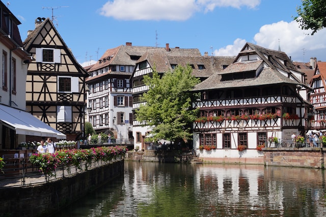 Maison à colombage, au bord de l'eau à la Petite France à Strasbourg 